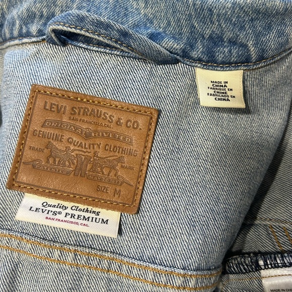 Levi’s Light Wash Denim Jean Jacket Size Medium - Picture 2 of 5